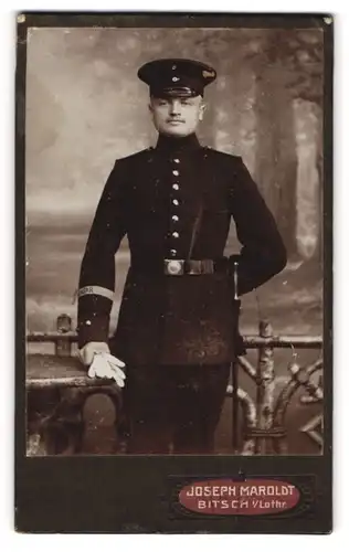 Fotografie Joseph Maroldt, Bitsch i. Lothr., Soldat Hannoversches Jäger-Bataillon Nr. 10mit Ärmelband Gibraltar