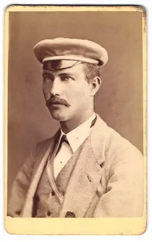 Fotografie Otto Reitmayer, München, Portrait Student mit Mütze