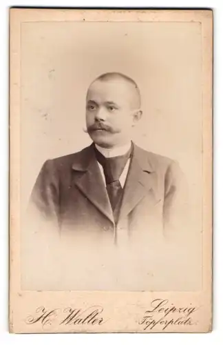 Fotografie H. Walter, Leipzig, Portrait charmanter junger Mann mit Schnurrbart