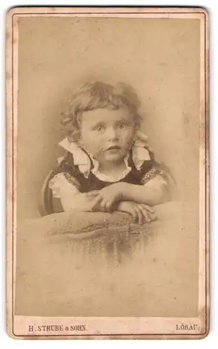 Fotografie H. Strube, Löbau i. S., Portrait bildschönes kleines Mödchen mit lockigem blonden Haar