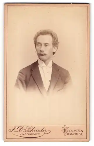 Fotografie F. D. Schrader, Bremen, Portrait charmanter Herr mit Schnäuzer im Jackett
