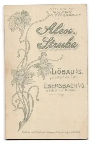 Fotografie Alexander Strube, Löbau i. S., Portrait elegant gekleidetes Paar mit Schleier, Gebetsbuch und Zylinder