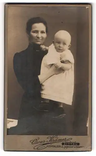 Fotografie Oscar Krämer, Zittau i. S., Portrait stolze Mutter mit niedlichem Baby auf dem Arm