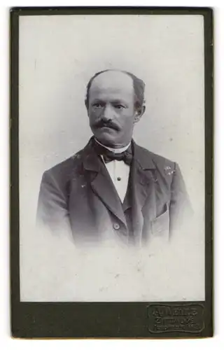 Fotografie A. Wehle, Zittau i. S., Portrait stattlicher Herr mit Halbglatze und Schnurrbart