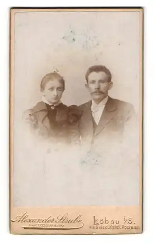 Fotografie Alexander Strube, Löbau i. S., Portrait elegant gekleidetes Paar