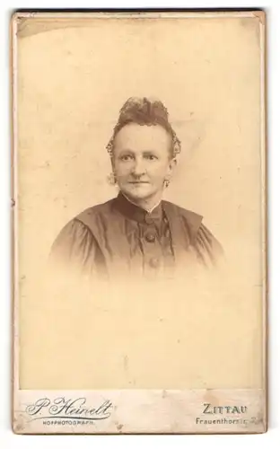 Fotografie P. Heinelt, Zittau i. S., Portrait betagte Dame mit Rüschenhaarschmuck