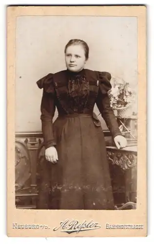 Fotografie A. Ressler, Neuburg a. D., Portrait hübsches Fräulein im prachtvollen Kleid