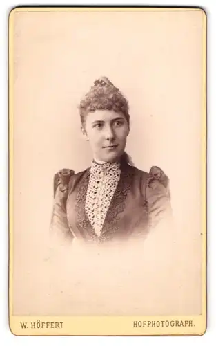 Fotografie W. Höffert, Berlin, Portrait bildschönes Fräulein in bestickter Bluse
