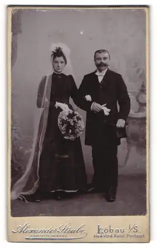 Fotografie Alexander Strube, Löbau i. S., Portrait elegant gekleidetes Brautpaar