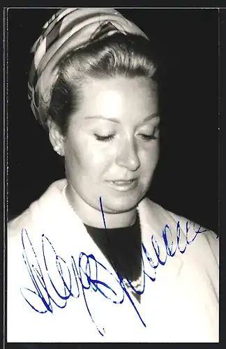 AK Opernsängerin Helga Dernesch mit Perlenkette, Autograph