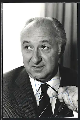 AK Opernsänger Karl Dönch im Anzug, Autograph