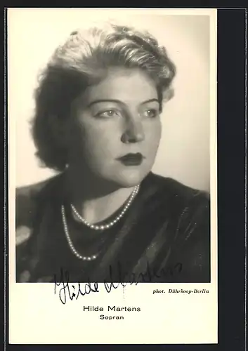 AK Opernsängerin Hilde Martens mit Perlenkette, Autograph