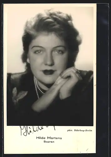 AK Opernsängerin Hilde Martens mit Perlenkette, Autograph