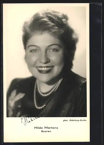 AK Opernsängerin Hilde Martens mit Perlenkette, Autograph
