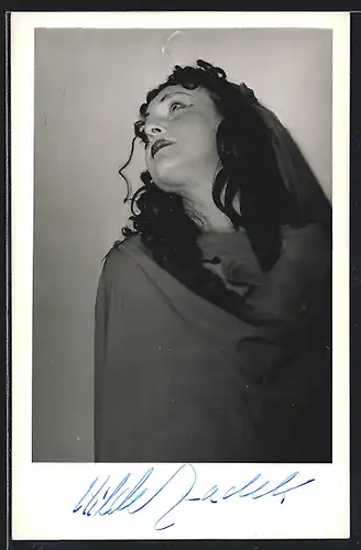 AK Opernsängerin Hilde Zadek mit Umhang, Autograph