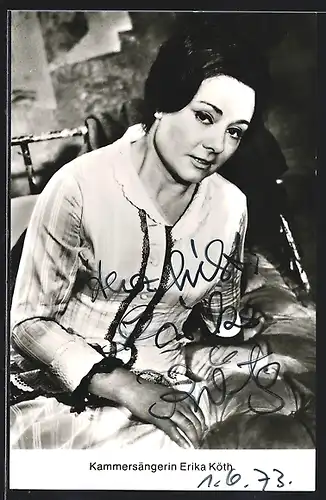 AK Opernsängerin Erika Köth im Kleid, Autograph