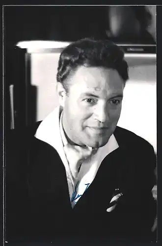 AK Opernsänger John von Kesteren im Anzug, Autograph