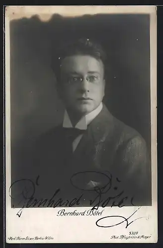 AK Opernsänger Bernhard Bötel im Anzug, Autograph
