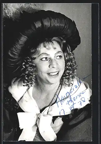 AK Opernsängerin Margarithe Bence im Kostüm, Autograph