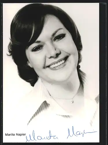 AK Opernsängerin Marita Napier im Hemd, Autograph