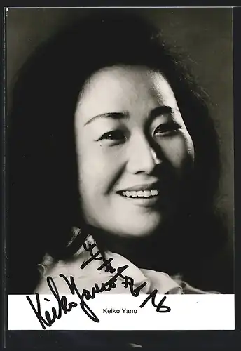 AK Opernsängerin Keiko Yano lächelt in die Kamera, Autograph