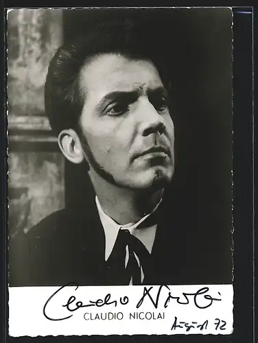 AK Opernsänger Claudio Nicolai im Anzug, Autograph