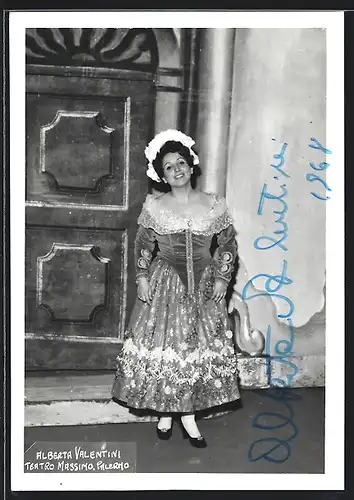 AK Opernsängerin Alberta Valentini im Kostüm, Autograph