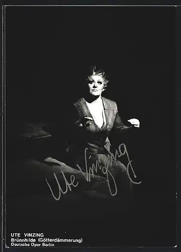 AK Opernsängerin Ute Vinzing als Brünnhilde in Götterdämmerung, Autograph