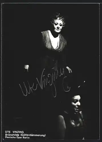 AK Opernsängerin Ute Vinzing als Brünnhilde in Götterdämmerung, Autograph