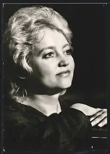 AK Opernsängerin Ursula Schröder-Feinen im schwarzen Kleid, mit original Autograph