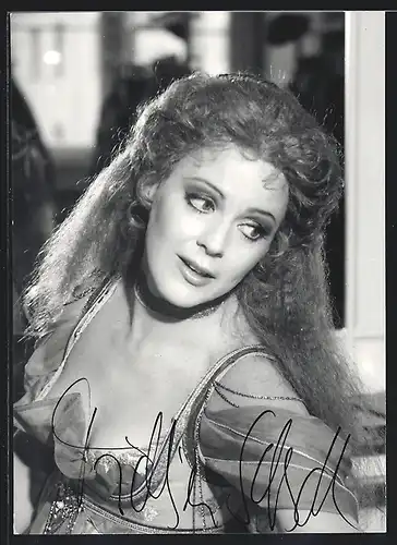 AK Opernsängerin Trudeliese Schmidt im geschmückten Kleid, mit original Autograph