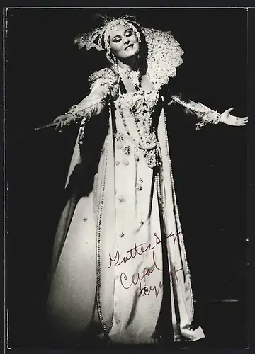 AK Opernsängerin Carol Wyatt im pompösen Kleid, mit original Autograph