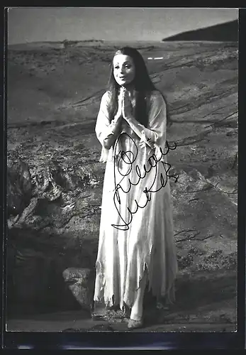 AK Opernsängerin Lilian Sukis in weissem Kleid, mit original Autograph