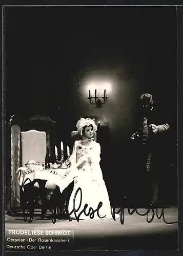 AK Opernsängerin Trudeliese Schmidt als Octavian in Der Rosenkavalier, mit original Autograph