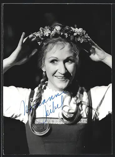 AK Opernsängerin Marianne Seibel mit Blumenschmuck, mit original Autograph
