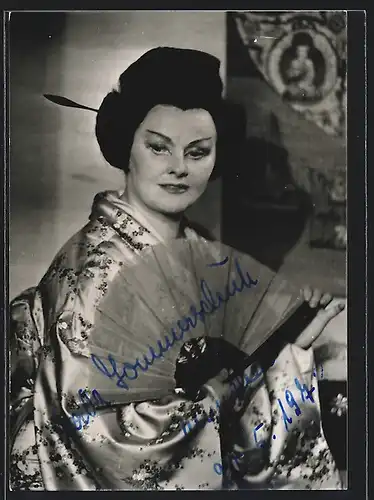 AK Opernsängerin Gerda Sommerschuh mit Fächer in asiatischer Kleidung, mit original Autograph