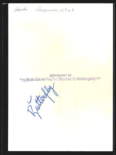 AK Opernsängerin Gerda Sommerschuh mit Fächer in asiatischer Kleidung, mit original Autograph