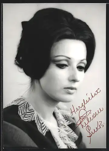 AK Opernsängerin Lilian Sukis mit verträumten Blick, mit original Autograph