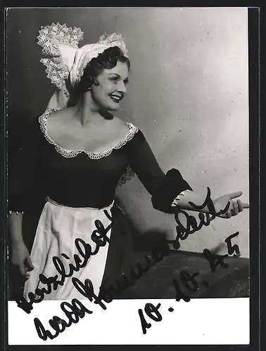 AK Opernsängerin Gerda Sommerschuh lächelnd im Kostüm, mit original Autograph