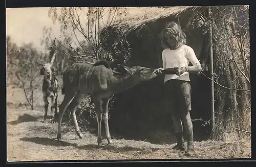 Foto-AK Mädchen gibt einem Reh die Flasche, Lamm