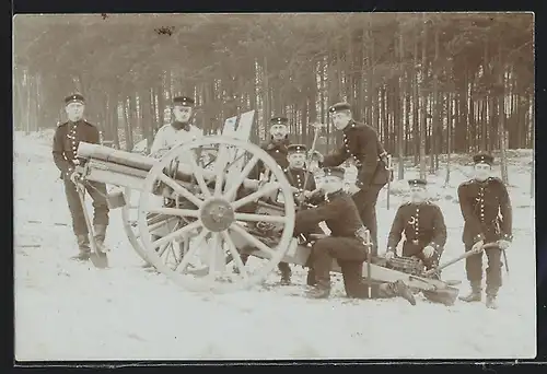 Foto-AK Soldaten der Artillerie mit Kanone im Schnee