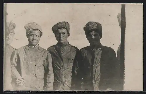 Foto-AK Russische Kriegsgefangene in Uniform im Winter