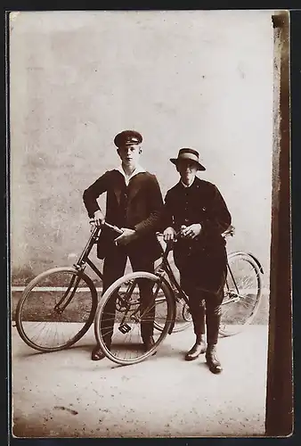 Foto-AK Zwei Knaben mit ihren Fahrrädern