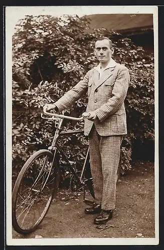 Foto-AK Herr in kariertem Anzug mit Fahrrad
