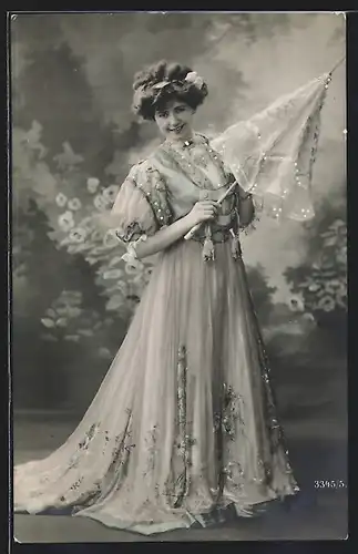 AK Dame im langen Kleid mit Schirm am Lächeln