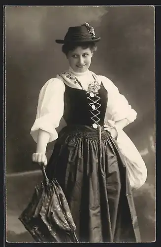 AK Junge Frau in schwarzem Kleid mit Schirm und Hut