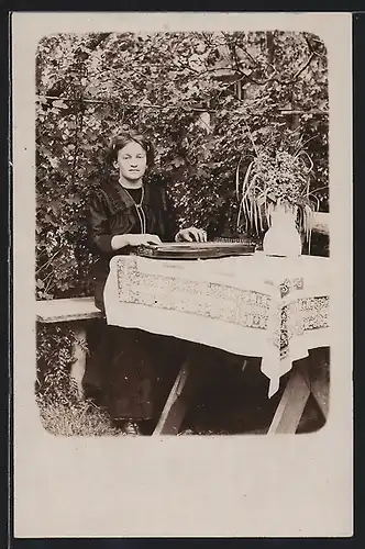 Foto-AK Frau spielt eine Zither im Garten