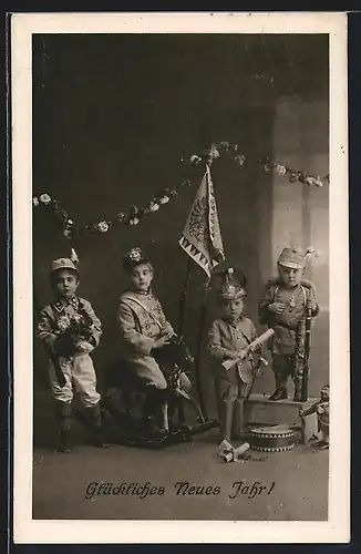 AK Kinder in Soldatenuniform gemeinsam im neuen Jahr