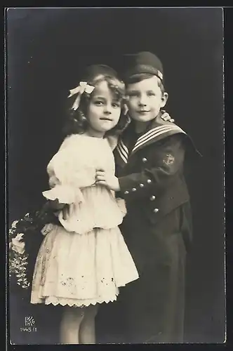 AK Junges Paar in Uniform und weissem Kleid, Kinder Kriegspropaganda