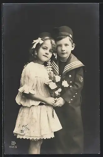 AK Kleiner Soldat hält niedliches Mädchen und Rosenstrauss an der Hand